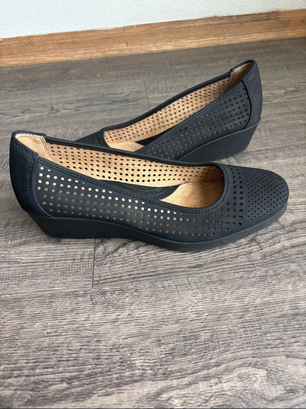 NATURALIZER Wedge Black Becky Perforated Spring Shoe 9 M